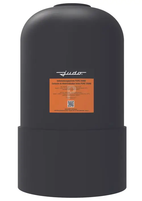 Schwarze Entsalzpatrone mit orangefarbener Kennzeichnung, beschriftet mit Produktinformationen der Marke Judo. Der Behälter hat eine abgerundete Oberseite und eine vertikale Form.